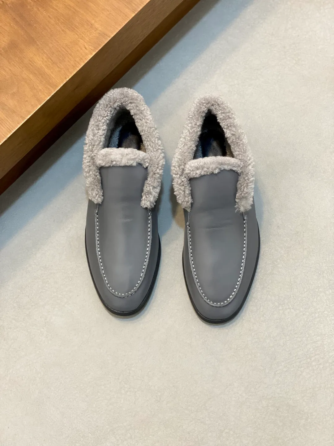 Men's Men's Shoes💰860 LoroPiana/nuoyoupiana men's new autumn and winter wool shoes, Dongguan-made raw materials are in great demand! This casual shoe is made of imported calfskin, with a full wool lining and insole for an extraordinarily comfortable and warm wearing experience. The ultra-light two-color rubber sole creates a charming modern aesthetic. There is an LP logo on the bottom. The style is simple and fashionable, and the upper foot is comfortable, warm and breathable! Comes complete with original box packaging! Size: 39-40-41-42-43-44 standard leather shoe size (45/46 can be customized but does not support returns)